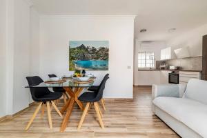 een keuken en een woonkamer met een tafel en stoelen bij Villa Aspen Gran Canaria in Arguineguín
