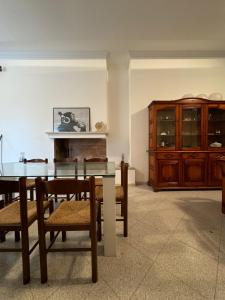 Baia VerdeにあるI love Baia Verde & spaのダイニングルーム(ガラステーブル、木製キャビネット付)