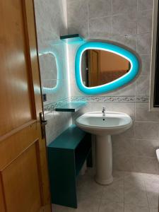 Baia VerdeにあるI love Baia Verde & spaの洗面台と鏡のあるバスルーム +27枚の写真