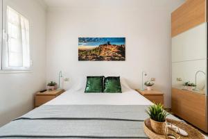 sypialnia z dużym białym łóżkiem z zielonymi poduszkami w obiekcie Villa Aspen Gran Canaria w mieście Arguineguín +31 zdjęć