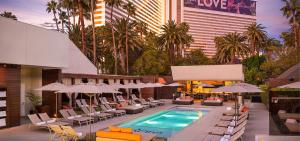 The Mirage Hotel & Casino By Suiteness tesisinde veya buraya yakın yüzme havuzu