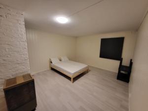 Zimmer mit einem Bett und einem Flachbild-TV in der Unterkunft 2 bedrooms Apartment in Kjeller Lillestrøm in Lillestrøm