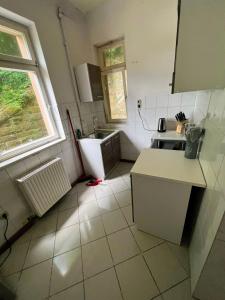 una pequeña cocina con fregadero y encimera en Monteurwohnung - Worker's apartment - Pforzheim Belremstraße, en Pforzheim