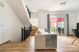 salon z kanapą i schodami w obiekcie Villa Aspen Gran Canaria w mieście Arguineguín