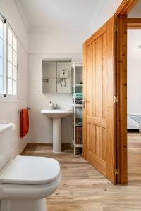een badkamer met een toilet en een wastafel bij Villa Aspen Gran Canaria in Arguineguín