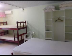 Двухъярусная кровать или двухъярусные кровати в номере Pousada Termas Piratuba