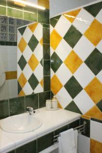 a bathroom with a sink and a mirror at Apartamento La esquina del Castillo in Caravaca de la Cruz
