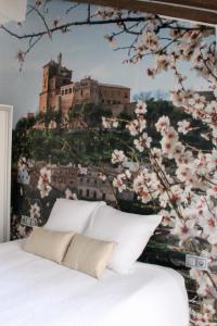 a bedroom with a castle on a hill with a bed at Apartamento La esquina del Castillo in Caravaca de la Cruz
