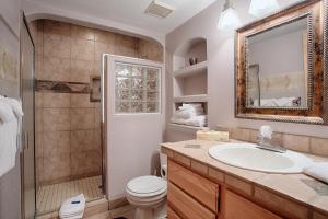 y baño con lavabo, ducha y aseo. en Sawmill Creek Condo 309 by Great Western Lodging en Breckenridge