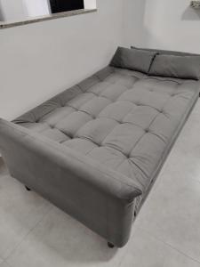 - un grand canapé gris dans une pièce dans l'établissement Executivo Veneza, à Ipatinga