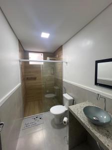 Executivo Veneza في إيباتينجا: حمام مع مرحاض ومغسلة ودش
