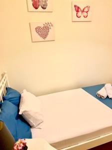 una camera da letto con un letto a scomparsa con farfalle di Marisia Apartment II a Città di Zante