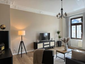 TV a/nebo společenská místnost v ubytování Stylisches Appartement im Jugendstil-Viertel