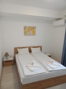 een slaapkamer met een bed met twee handdoeken erop bij Pensiunea Apartamente 9 Sofia & David in Baile Felix