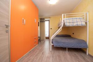 sypialnia z 2 łóżkami piętrowymi w pokoju w obiekcie Casa Kristel CIR COMUNALE N 14 w Aoście