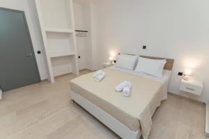 En eller flere senge i et værelse på Lux City Apartment