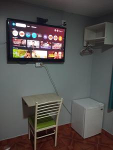 TV a/nebo společenská místnost v ubytování Hostal El Pilar