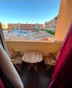 シャルム・エル・シェイクにあるPorto Sharm hosts & apartmentsのプールを望むバルコニー(ベンチ2台付)