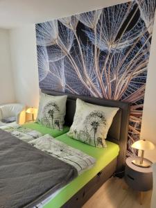 Un dormitorio con una cama con un mural de pared. en Ickes Ferienwohnung, en Volkach