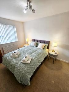 um quarto com uma cama com duas toalhas em Spacious Modern 4BD House em Hull