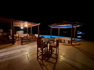 un patio con mesa y sillas por la noche en Rent El Gouna Lagoon Villa HEATED Private Pool BBQ en Hurghada