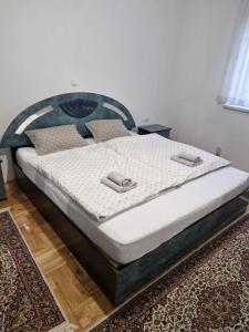 uma cama num quarto com um colchão grande em Guest house Mostar em Mostar