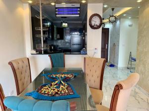 Porto Said Resort Chalet في بورسعيد: غرفة طعام مع طاولة وكراسي