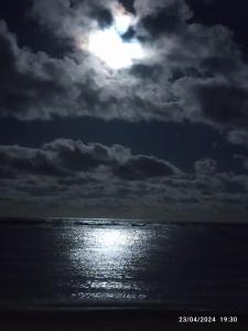 un cielo nublado sobre el océano en una playa en TIEN TAI TUNA, en La Paloma