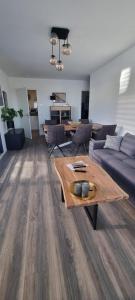 uma sala de estar com um sofá e uma mesa em Stilvoll und modern em Weyhausen