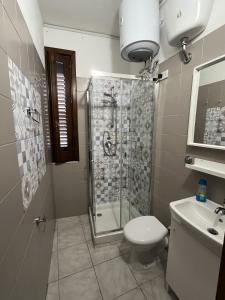 恩佩多克萊港的住宿－Il Corallo，带淋浴、卫生间和盥洗盆的浴室