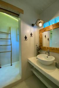 La salle de bains est pourvue d'un lavabo et d'une douche. dans l'établissement Green and Blue View, à Elliniká