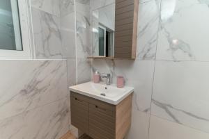 Et badeværelse på Lux City Apartment