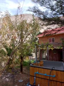 ein Haus mit Whirlpool davor in der Unterkunft Hermosa casa familiar para 8 personas con tinaja-Cochiguaz Valle de Elqui in Paihuano