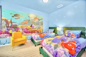 - une chambre avec 2 lits et une fresque murale représentant l'aquarium dans l'établissement 3BR Condo with Hot Tub and Pool - Near Disney, à Orlando