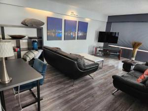 sala de estar con sofá y TV en City Charm: Furnished 3-BR Retreat en Vancouver