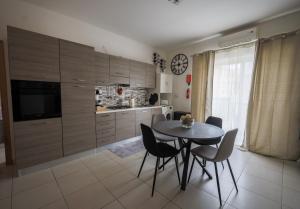 Kuchyň nebo kuchyňský kout v ubytování The Podium Apartment