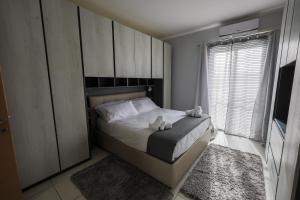 Llit o llits en una habitació de The Podium Apartment