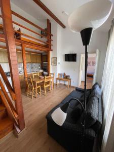 een woonkamer met een bank en een tafel bij Rustic Villa in Jagodina