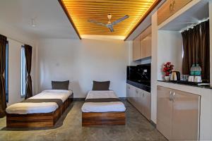2 camas en una cocina con techo en OYO Flagship Welcome Premium en Khandagiri