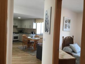 a kitchen and living room with a table and chairs at La casa de Manuel en Ortigueira in A Coruña