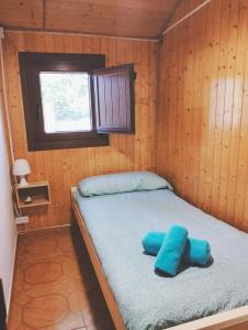 Habitación pequeña con 1 cama en una cabaña en Cabaña, en Rubayo