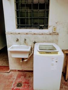 a sink and a washing machine in a room at G Duplex estratégico en ciudad de Mendoza in Mendoza