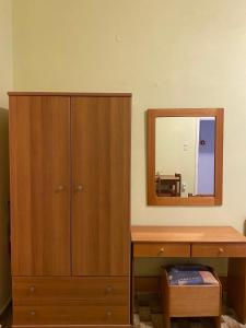 迪亞法尼翁的住宿－Studio Apartments，一间卧室配有木制梳妆台和镜子