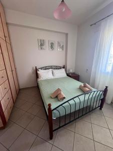 1 dormitorio con 1 cama con 2 toallas en KAZARMA Luxury House, en Pilikáta