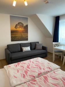 uma sala de estar com uma cama e um sofá em Ferienhof Kröger em Bielefeld