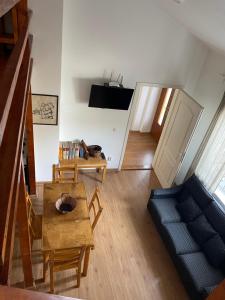 uma sala de estar com um sofá azul e uma mesa em Rustic Villa em Jagodina