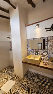 ein Bad mit einem Waschbecken und einem Spiegel in der Unterkunft Casa Raisol in Barichara