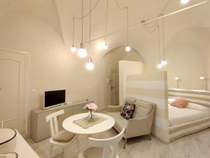 uma sala de estar com uma mesa e um sofá em Suite 20 passi dal mare em Laigueglia