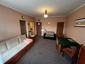 ブワディスワボボにあるDomki-Apartamenty HALSのリビングルーム(ソファ、テーブル付)
