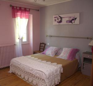 Katil atau katil-katil dalam bilik di L'Oustal d'en Paris